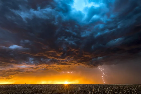 Een Nachtelijke Tornadic Mezocyclone Onweer Schiet Bout Van Elektriciteit Grond — Stockfoto