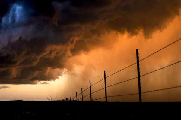 Derramando Chuva Durante Uma Tempestade Raios Emoldurada Por Tiro Sol — Fotografia de Stock