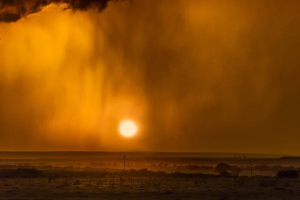 Szakadó Eső Villámlás Keretezi Alacsony Narancssárga Naplemente Lövés Great Plains — Stock Fotó