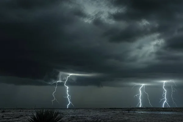 Sebuah Badai Petir Mezocyclone Dengan Awan Gelap Terbentuk Atas Dataran — Stok Foto