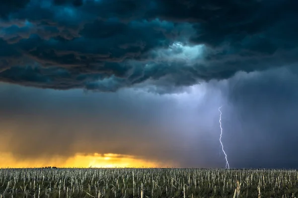 Una Tormenta Rayos Mezocyclone Con Nubes Oscuras Que Forman Sobre — Foto de Stock