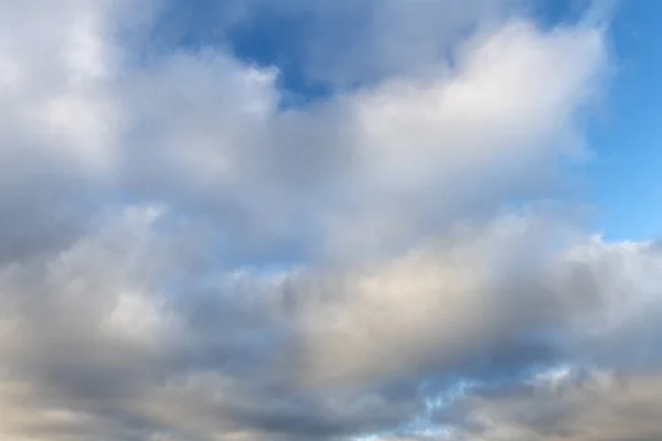 Close Nuvens Manhã Cedo Deriva Através Dos Céus Azuis — Fotografia de Stock