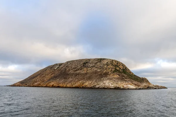 南加州一个较大的海峡岛郊区的一个小岛显示了它的坚固性和孤立性 — 图库照片