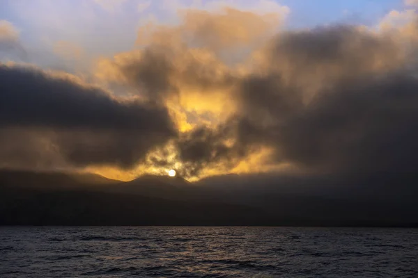 Pôr Sol Muito Temperamental Escuro Surreal Sobre Ilha Santa Cruz — Fotografia de Stock