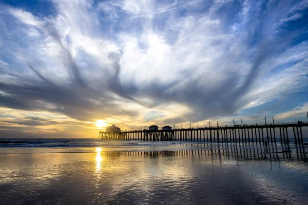 Surrealistisch Landschap Als Zon Onder Horizon Langs Huntington Beach Een — Stockfoto