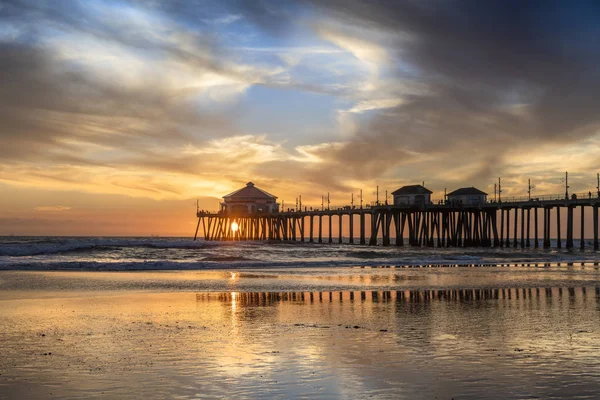 Paisagem Surreal Enquanto Sol Põe Abaixo Horizonte Longo Huntington Beach — Fotografia de Stock