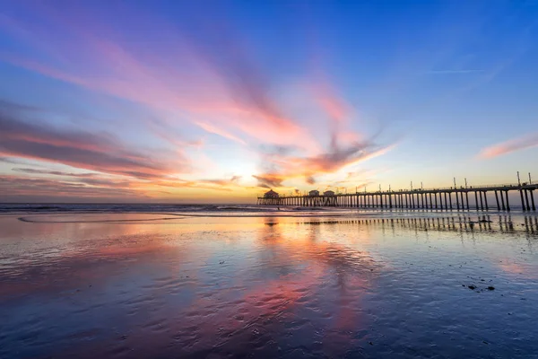 Surreal Scenery Sun Sets Horizon Huntington Beach Casting Beautiful Glow — Stock Photo, Image