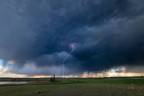 토네이도가 발생하기 대평원을 지나는 Mesocyclone Weather Supercell 퍼붓고 번개가 지평선을 — 스톡 사진