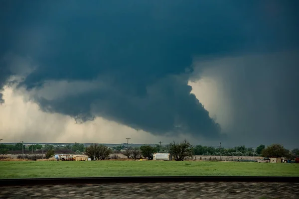 Ein Riesiger Tornado Bewegt Sich Schnell Auf Einer Autobahn Richtung — Stockfoto