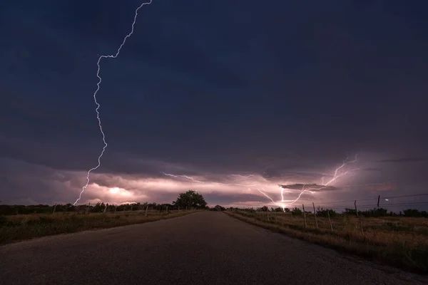 Uma Tempestade Relâmpagos Sobre Grandes Planícies Fornece Espetáculo Luz Dramática — Fotografia de Stock