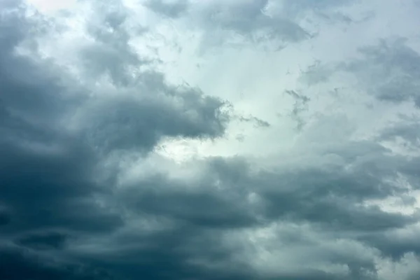 黄昏时 云彩开始形成一个巨大的闪电风暴 — 图库照片