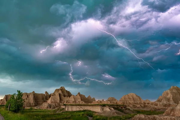 サウスダコタ州のバッドランズ国立公園の山の上の活発な雷嵐は空を照らします — ストック写真