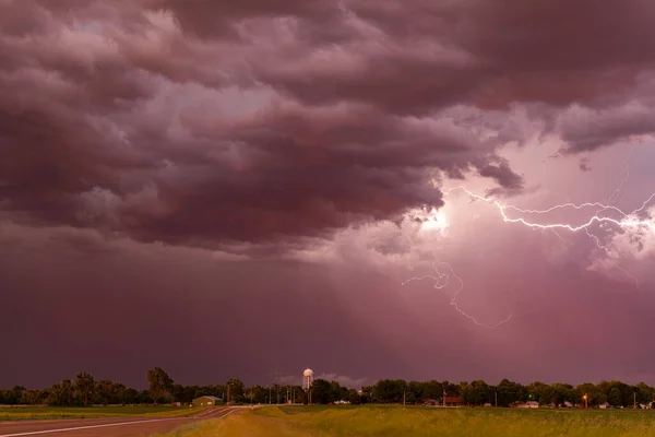 Uma Tempestade Relâmpagos Pôr Sol Passa Sobre Grandes Planícies Enquanto — Fotografia de Stock