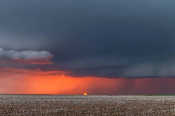 Una Grande Tempesta Muove Attraverso Grandi Pianure Mentre Sole Tramonta — Foto Stock