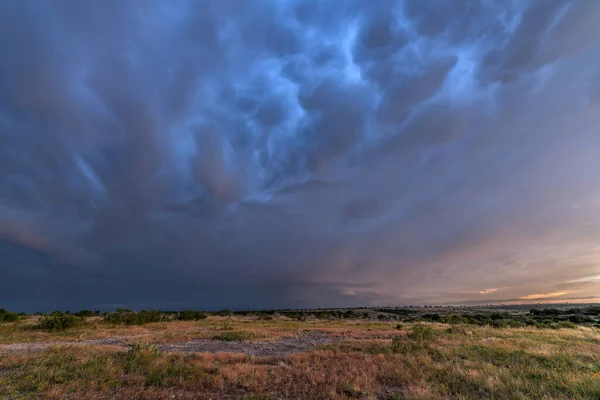 Panorama Masivního Bouřkového Systému Který Předtornádovým Stádiem Prochází Travnatou Částí — Stock fotografie