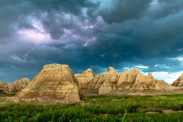 Uma Tempestade Relâmpagos Ativa Sobre Montanhas Parque Nacional Badlands Dakota — Fotografia de Stock