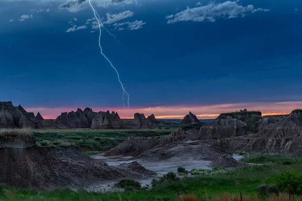 Uma Tempestade Relâmpagos Ativa Sobre Montanhas Parque Nacional Badlands Dakota — Fotografia de Stock