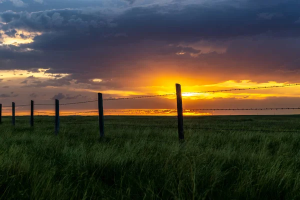 Piękny Zachód Słońca Wiejskiej Środkowo Zachodniej Farmie Podświetlanej Przez Drut — Zdjęcie stockowe