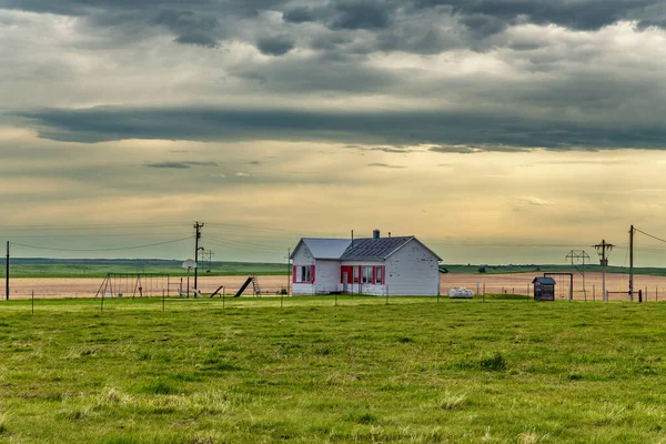 Une Ferme Traditionnelle Dans Les Grandes Plaines Avec Balançoire Panier — Photo