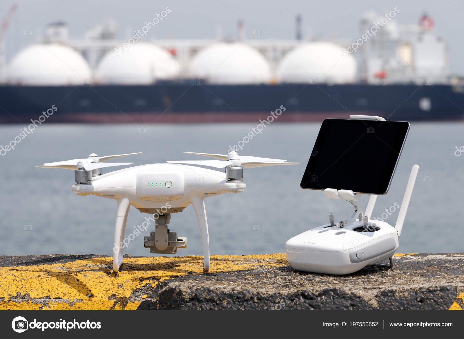 Soggiorno drone blocchi cemento protezione del porto pronto volo ... Soggiorno pronto