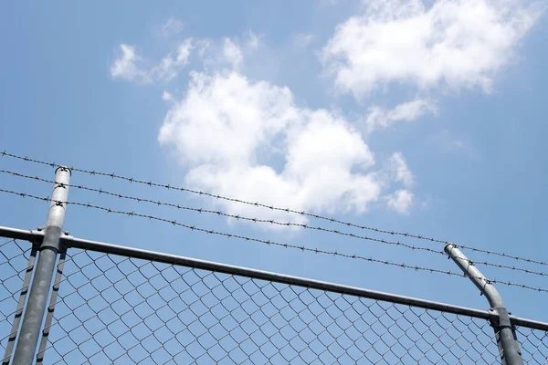 Valla Malla Con Alambre Púas Sobre Fondo Cielo Azul —  Fotos de Stock