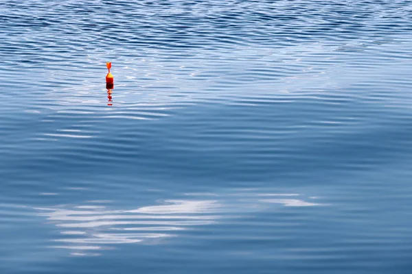 Angeln Schwimmt Auf Dem Wasser Mit Wellen Und Schöner Reflexion — Stockfoto