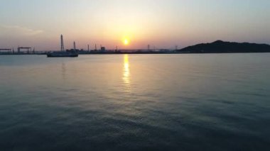Baca, sanayi alanı, önceden günbatımı manzara ile endüstriyel rafineri havadan görünümü  