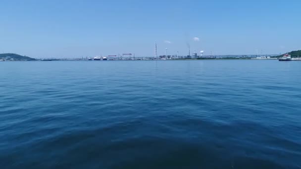 Luchtfoto Van Industriële Raffinaderij Met Schoorsteen Industrie Gebied Voorschot Zee — Stockvideo