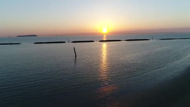 空中鸟瞰从先进的飞行无人驾驶飞机 石堤在日落海 — 图库视频影像