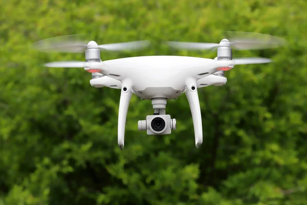 Drone Bianco Telecomandato Che Vola Nella Foresta Aria — Foto Stock