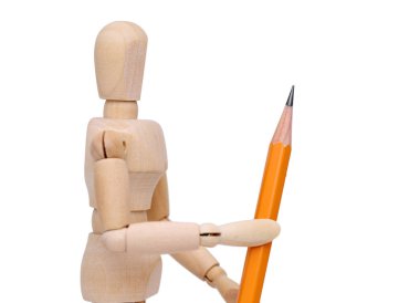 Beyaz arka plan üzerinde izole kalem tutan ahşap kukla 