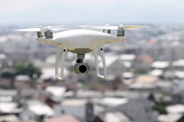 Beyaz dron cityscape Kagawa, Japonya'nın kent üzerinde uçan 
