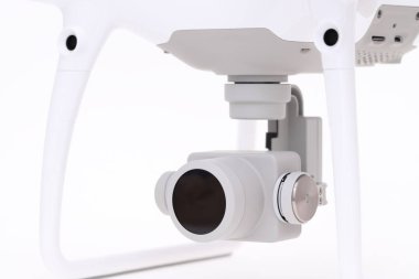 Yalpa dronun beyaz arka plan üzerinde üzerinde küçük fotoğraf makinesinin yakın çekim