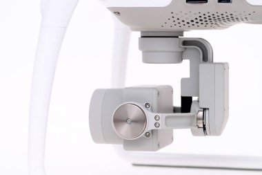 Yalpa dronun beyaz arka plan üzerinde üzerinde küçük fotoğraf makinesinin yakın çekim