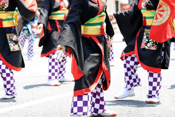 日本表演者在著名的 Yosakoi 节跳舞 一年一度的免费公共活动 Yosakoi 是日本舞蹈活动的独特风格 — 图库照片