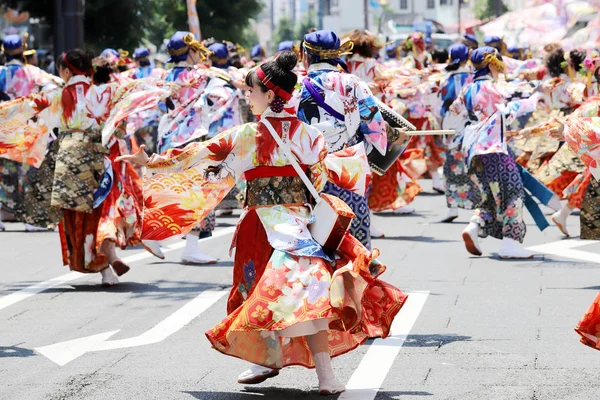 2018 香川県 年間の無料公開イベントの有名なよさこい祭りで踊る日本語を披露 よさこいは日本舞踊イベントのユニークなスタイル — ストック写真