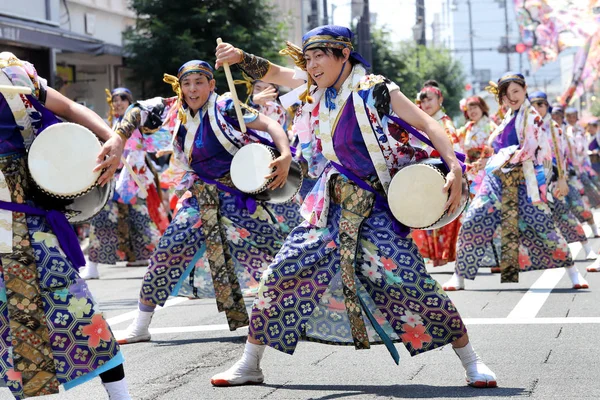 日本香川 2018年7月15日 日本表演者在著名的 Yosakoi 节上跳舞 一年一度的免费公共活动 Yosakoi 是日本舞蹈活动的独特风格 — 图库照片