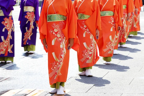 年間の無料公開イベントの有名なよさこい祭りで踊る日本語を披露 よさこいは日本舞踊イベントのユニークなスタイル — ストック写真