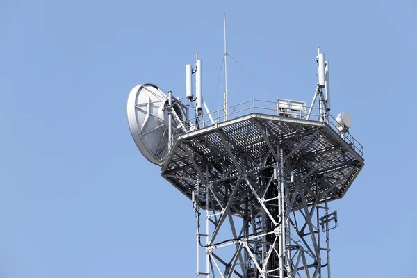 Vista Torre Comunicações Com Antenas Contra Céu Azul — Fotografia de Stock