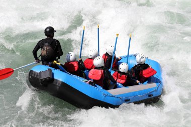 Beyaz su rafting nehir Yosino Koboke Kanyon, Japonya'da rapids üzerinde. Yosino nehirdir en popüler arasında Japonya'da kirişleri.