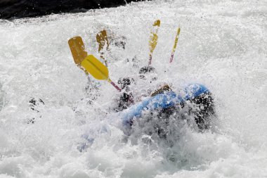 Beyaz su rafting nehir Yosino Koboke Kanyon, Japonya'da rapids üzerinde. Yosino nehirdir en popüler arasında Japonya'da kirişleri.