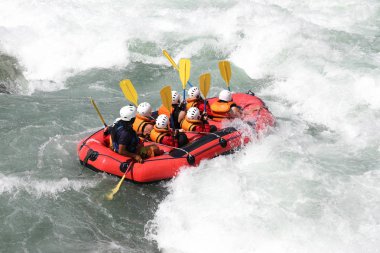 Beyaz su rafting nehir Yosino Koboke Kanyon, Japonya'da rapids üzerinde. Yosino nehirdir en popüler arasında Japonya'da kirişleri.