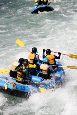 Beyaz su rafting nehir Yosino Koboke Kanyon, Japonya'da rapids üzerinde. Yosino nehirdir en popüler arasında Japonya'da kirişleri.