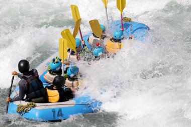Beyaz su rafting nehir Yosino Koboke Kanyon, Japonya'da rapids üzerinde. Yosino nehirdir en popüler arasında Japonya'da kirişleri.