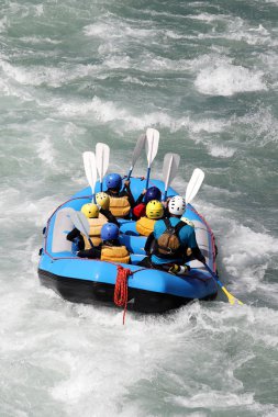 Beyaz su rafting nehir Yosino Koboke Kanyon, Japonya'da rapids üzerinde. Yosino nehirdir en popüler arasında Japonya'da kirişleri.