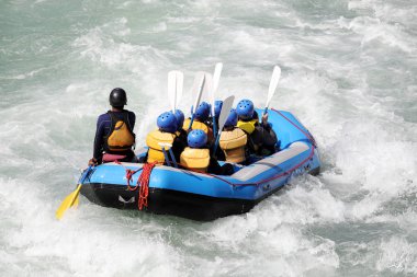 Beyaz su rafting nehir Yosino Koboke Kanyon, Japonya'da rapids üzerinde. Yosino nehirdir en popüler arasında Japonya'da kirişleri.