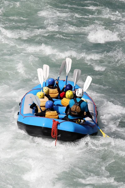 Beyaz su rafting nehir Yosino Koboke Kanyon, Japonya'da rapids üzerinde. Yosino nehirdir en popüler arasında Japonya'da kirişleri.