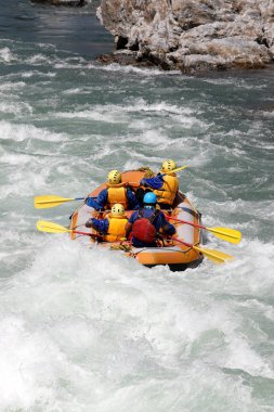 Beyaz su rafting nehir Yosino Japonya'da rapids üzerinde
