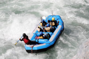 Beyaz su rafting nehir Yosino Japonya'da rapids üzerinde