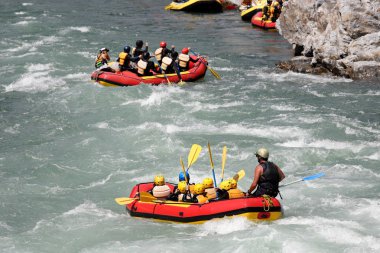 Beyaz su rafting nehir Yosino Japonya'da rapids üzerinde